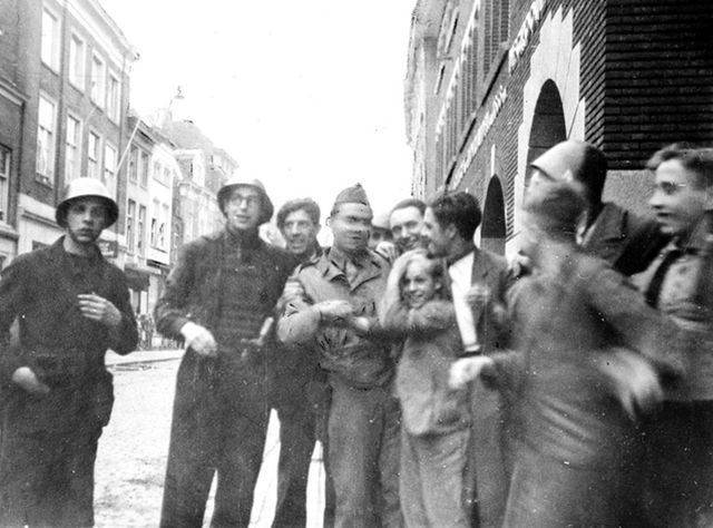 piet kerssens in hinthamerstraat okt1944 800x593p